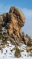 Туристы лыжники у скалы Сфинкс